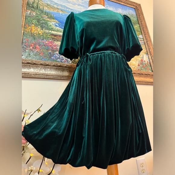 ANTONIO MELANI Dresses & Skirts - Antonio Melani x Nicola Bathie, Julianna Velvet Emerald Green Dress. Size 10